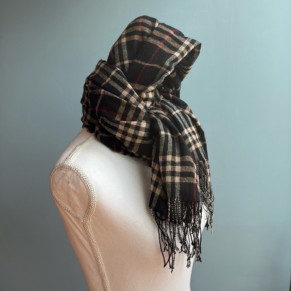 For @_xoxogossipgirl - Burberry 100% Cashmere Scarf - Picture 1 of 5